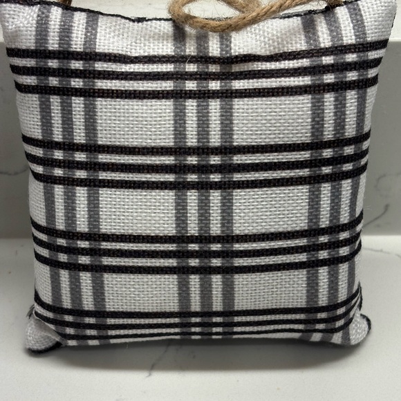 Set of Two Fall Themed Decorative Pillows - Picture 5 of 13